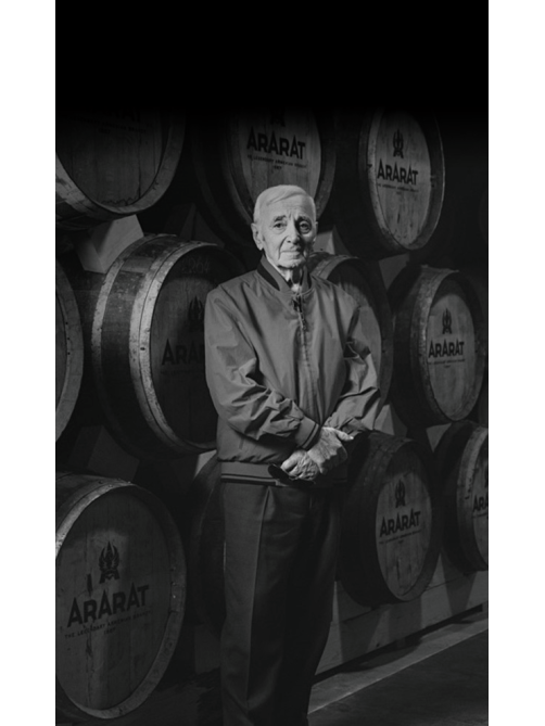 Коньяк Арарат Charles Aznavour Signature Blend 25 лет в подарочной упаковке, 0.75л