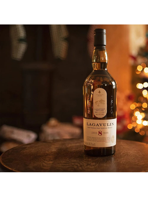 Виски Lagavulin 8-летний в подарочной упаковке, 0.7л