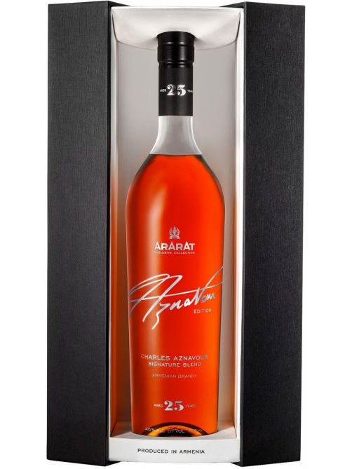 Коньяк Арарат Charles Aznavour Signature Blend 25 лет в подарочной упаковке, 0.75л