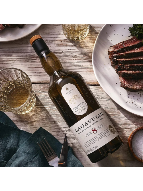 Виски Lagavulin 8-летний в подарочной упаковке, 0.7л