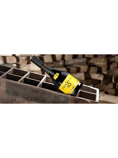 Бренди Torres 10 Gran Reserva в подарочной упаковке, 0.7л