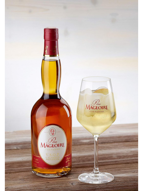 Кальвадос Pere Magloire VSOP в подарочной упаковке, 0.7л