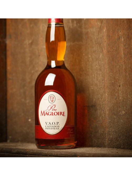 Кальвадос Pere Magloire VSOP в подарочной упаковке, 0.7л