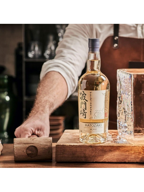 Виски японский Hatozaki Japanese Blended в подарочной упаковке, 0.7л