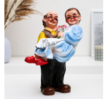 Фигурка полистоун «Дед с бабкой на руках», 27×22×14 см