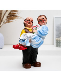 Фигурка полистоун «Дед с бабкой на руках», 27×22×14 см