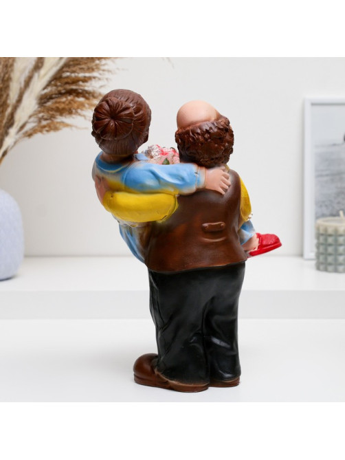Фигурка полистоун «Дед с бабкой на руках», 27×22×14 см