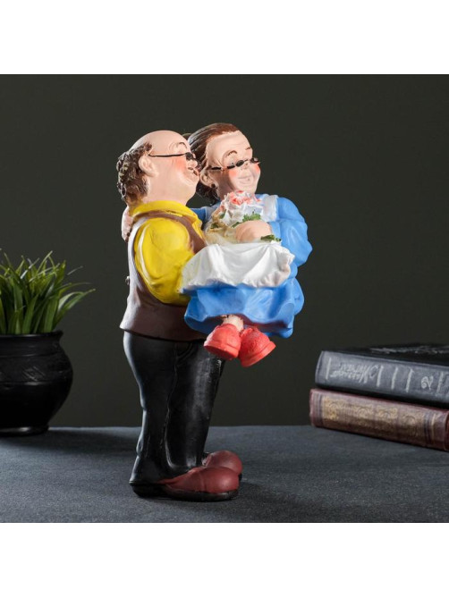 Фигурка полистоун «Дед с бабкой на руках», 27×22×14 см
