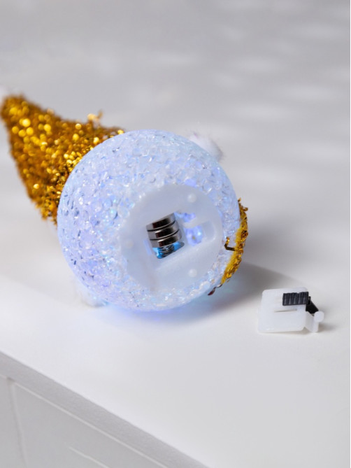 Ёлочная игрушка «Золотистый снеговичок», 8 см, 1 LED, от батареек AG13×3, свечение мульти (RGB)