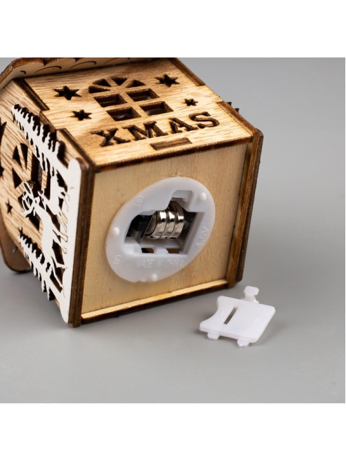 Ёлочная игрушка «Домик с оленями», 8×7×5.5 см, от батареек, свечение тёплое белое
