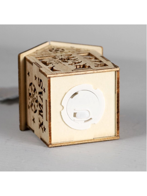 Ёлочная игрушка «Домик со снеговиком», 8×6.5×6 см, от батареек, свечение тёплое белое