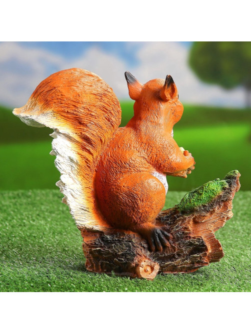 Садовая фигура из полистоуна «Белочка с орешком на пне», 25×12×23 см
