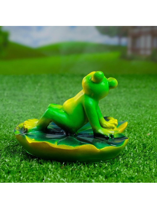 Садовая фигура из полистоуна «Лягушка загорает», 13.5×12.5×9.5 см