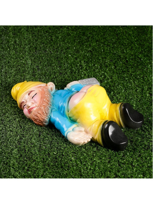 Садовая фигура из гипса «Рыжий пьяный гном», 23×16×7 см