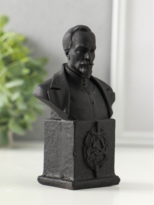 Бюст Дзержинского Ф.Э., гипс, 12×7.5×4 см, графит
