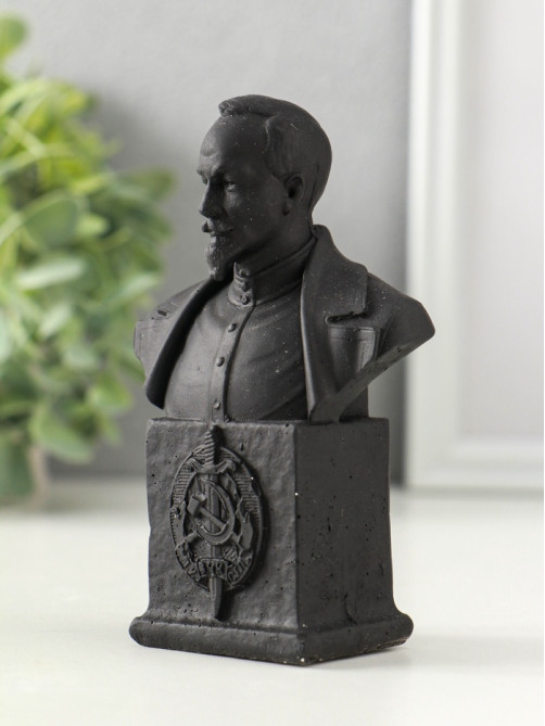 Бюст Дзержинского Ф.Э., гипс, 12×7.5×4 см, графит