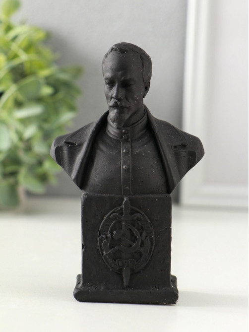 Бюст Дзержинского Ф.Э., гипс, 12×7.5×4 см, графит