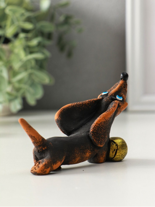 Фигурка полистоун «Такса с мячом», 4.5×9×4.3 см