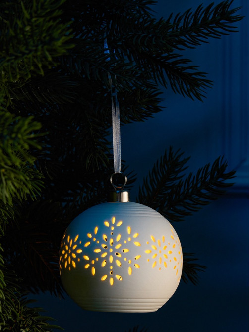 Ёлочный шар «Снежинки», 9×9×9.8 см, 1 LED, керамика, от батареек LR44×2, свечение тёплое белое